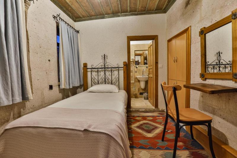 Standard Single Room image 3
