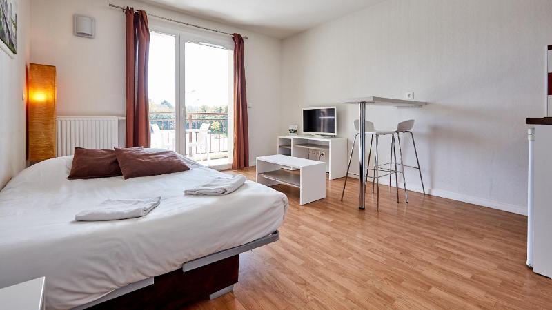 Studio (2 Adults) image 3