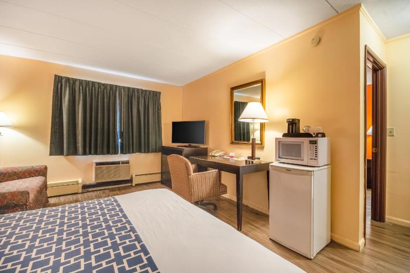 Suite with One King Bed and One Queen Bed image 4