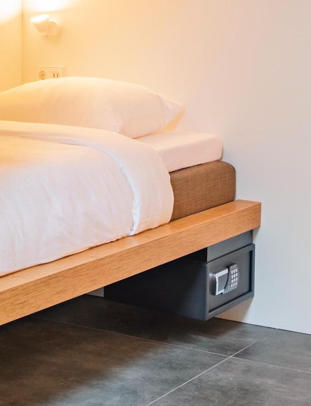 Compact room image 1
