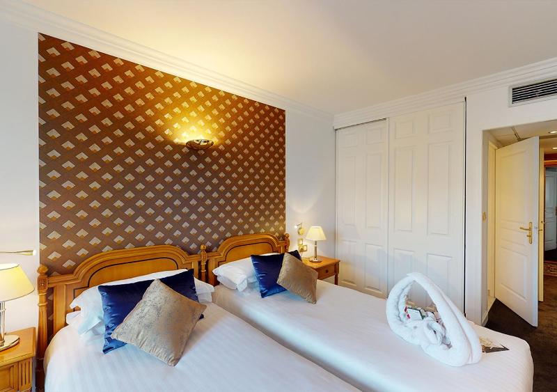 Superior Twin Room image 3