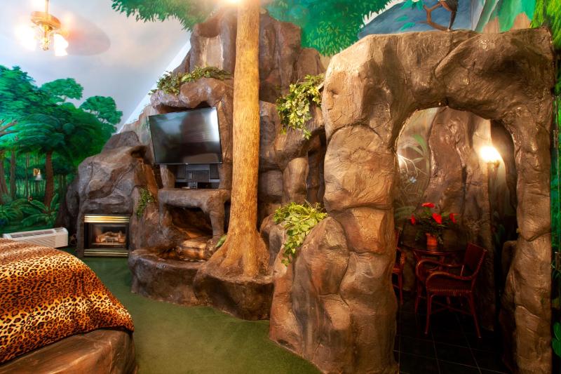 Queen Room - Jungle Falls Theme image 4