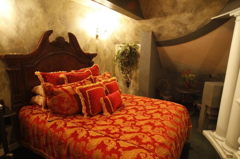 Queen Room - Romeo Juliet II Theme image 4