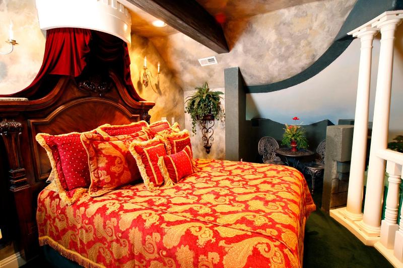 Queen Room - Romeo and Juliet I Theme image 2
