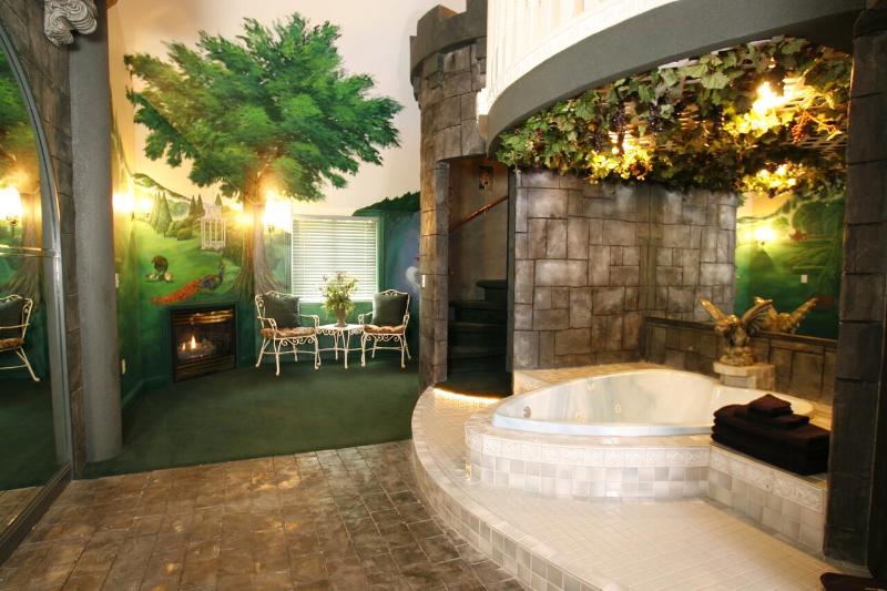 Queen Room - Romeo and Juliet I Theme image 3