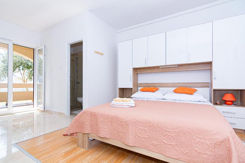 One-Bedroom Apartment image 4