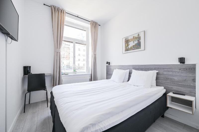 Double Room image 3
