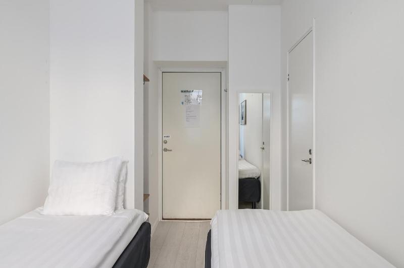 Twin Room image 3