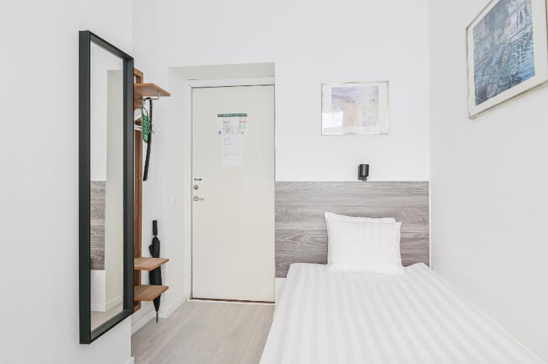 Twin Room image 2