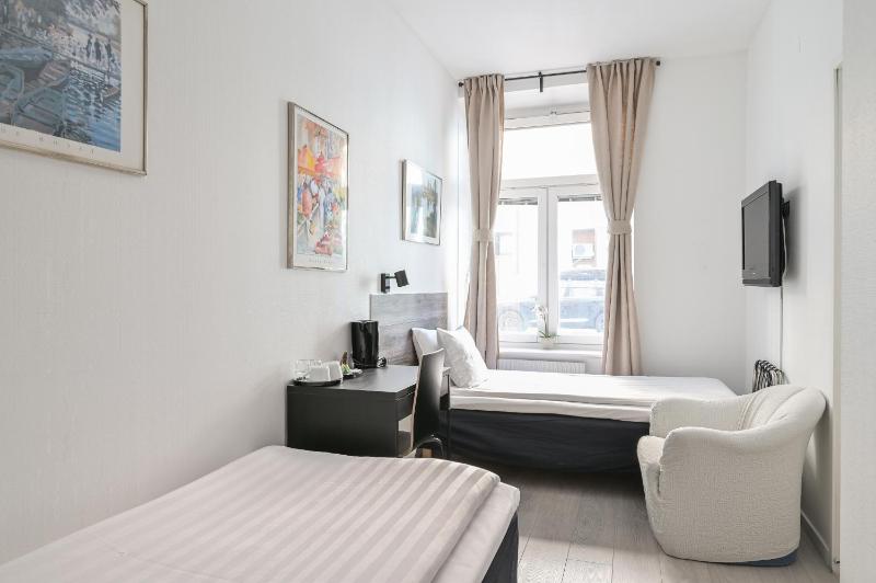 Twin Room image 4