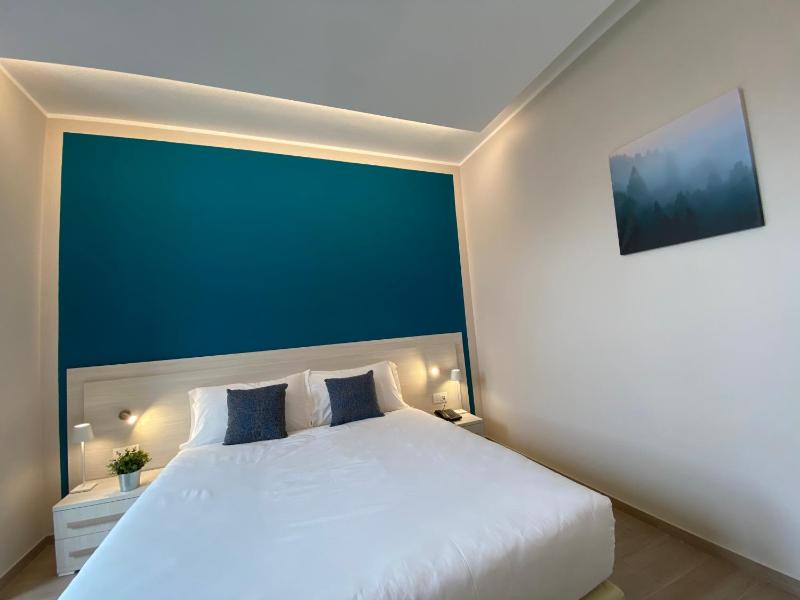 Standard Double Room image 4