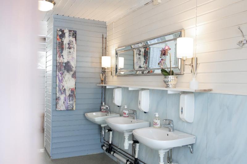 Economy Cottage with Shared Bathroom image 3