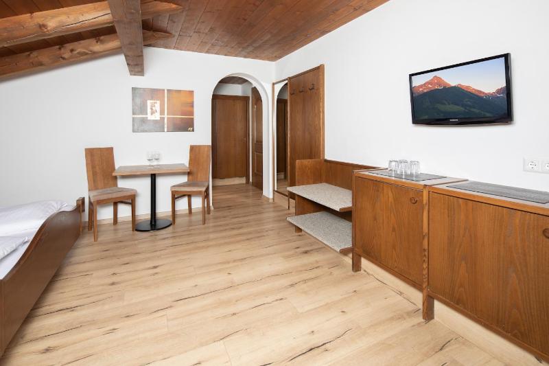 Quadruple Room image 2
