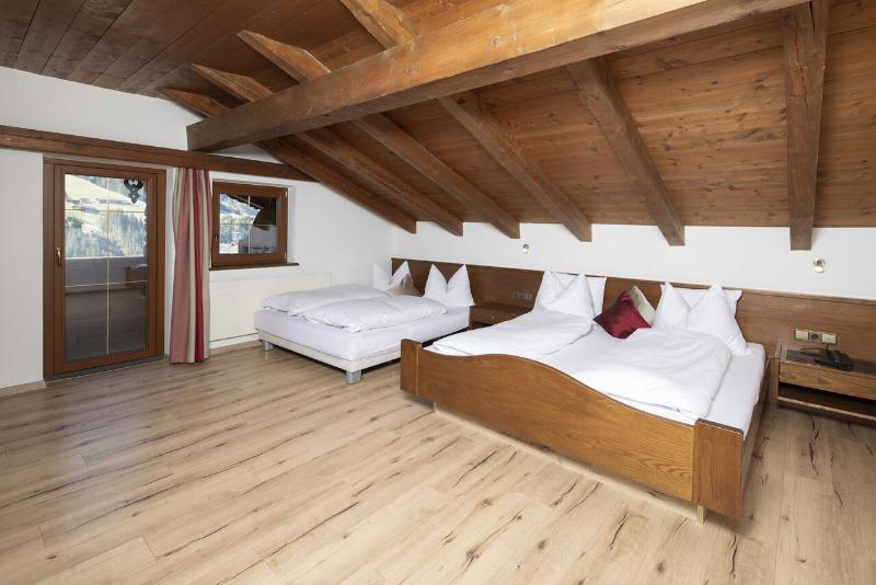 Quadruple Room image 4