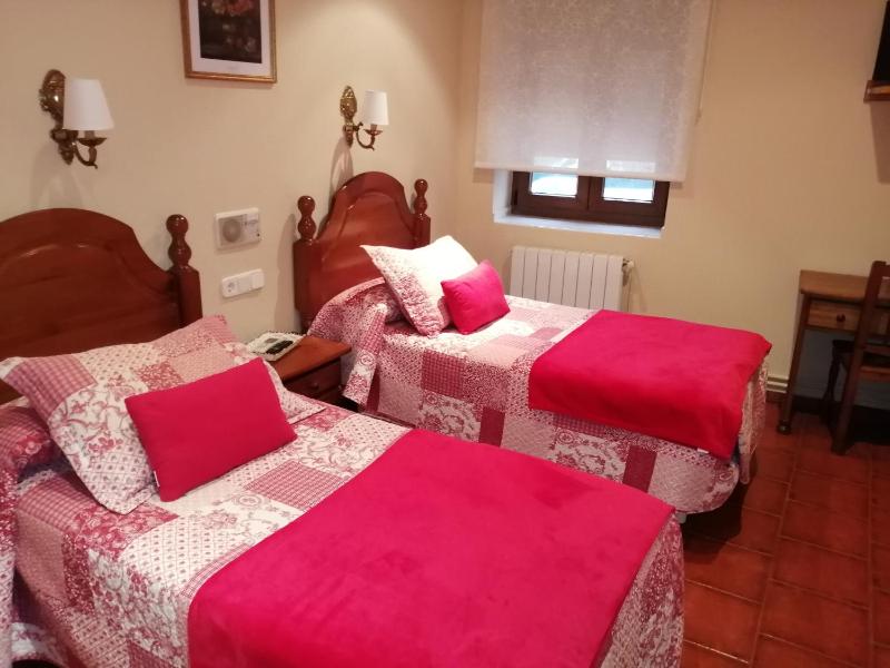 Twin Room image 4
