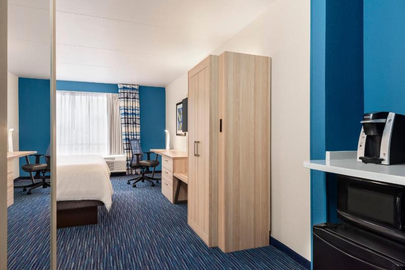 Standard King Room image 2