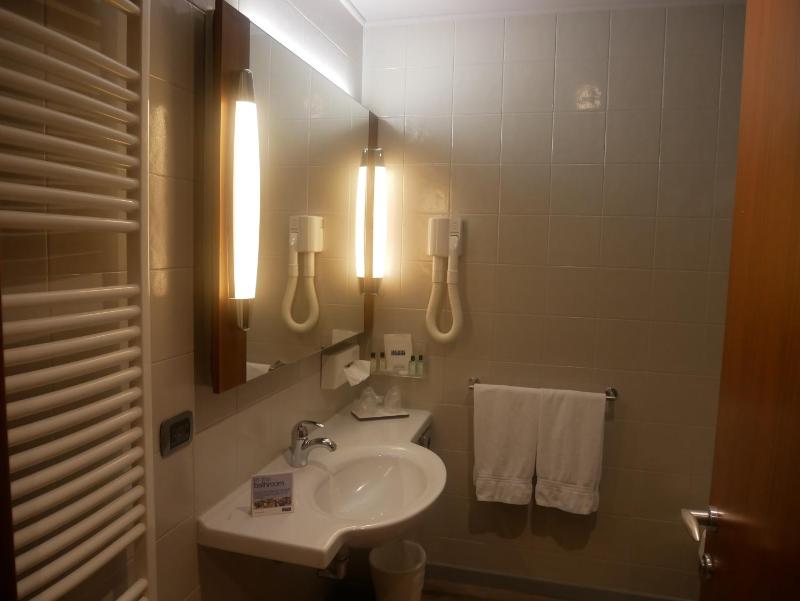 Deluxe Twin Room image 3