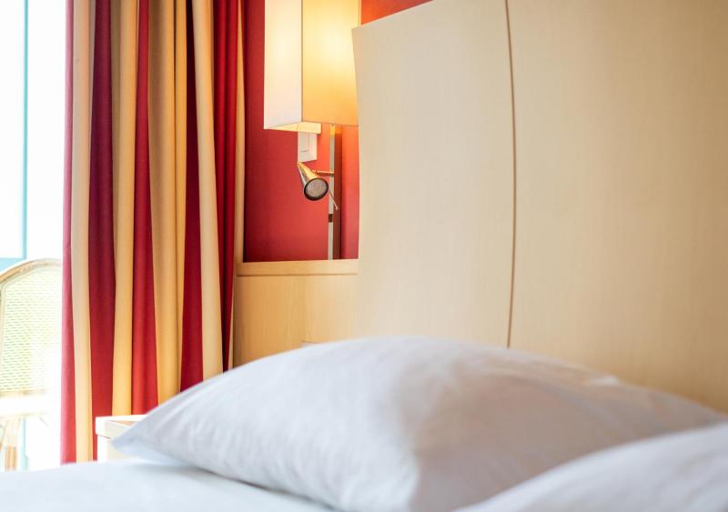 Superior Twin Room image 3