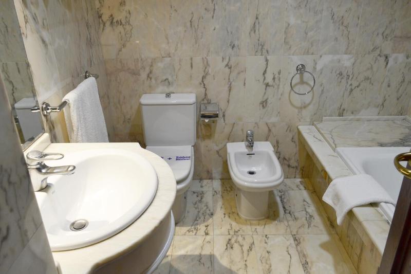 Double or Twin Room with Extra Bed image 4