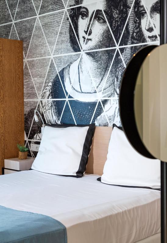 One-Bedroom Suite with Limited Sea View image 3
