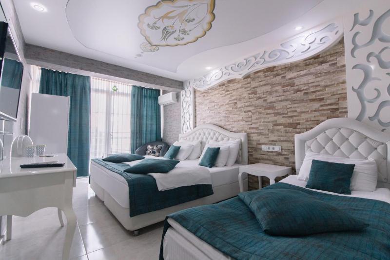 Twin Room image 4