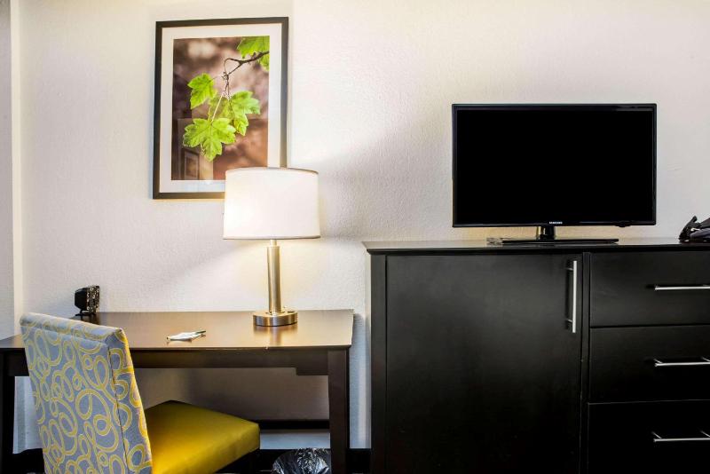 La Quinta Inn & Suites by Wyndham Fort Lauderdale Tamarac - image 6