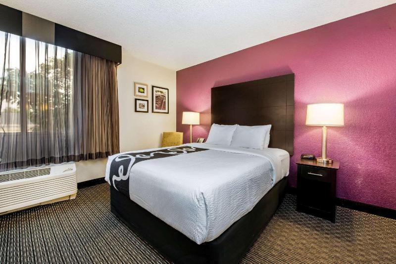 La Quinta Inn & Suites by Wyndham Fort Lauderdale Tamarac - image 10