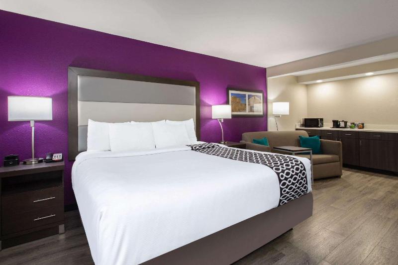 Executive King Room with Sofa Bed - Non- Smoking image 3