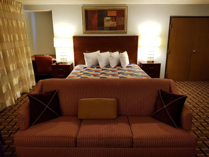 Deluxe Family Suite image 3