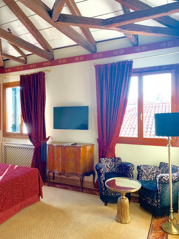 Double or Twin Room with Partial Canal View - Top Floor image 1