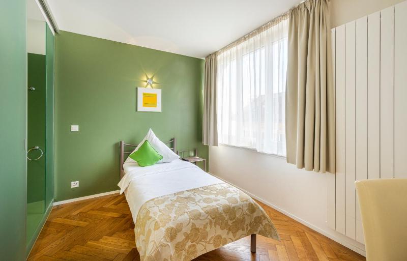 Single Room image 4