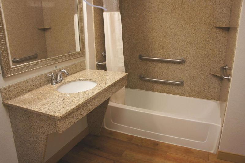 Queen Room with Two Queen Beds - Mobility Access image 3