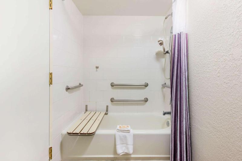 King Room with Bath Tub - Mobility Accessible/Non-Smoking image 3