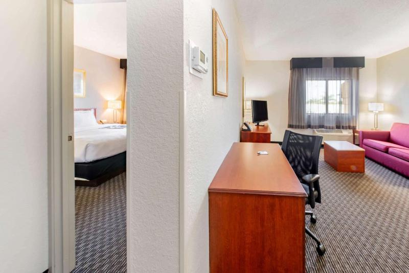 One-Bedroom King Suite - Non-Smoking image 3