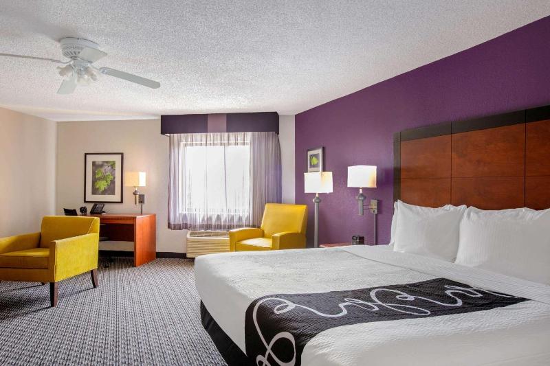Two-Bedroom Suite with One King and One Double Bed - Non-Smoking image 2