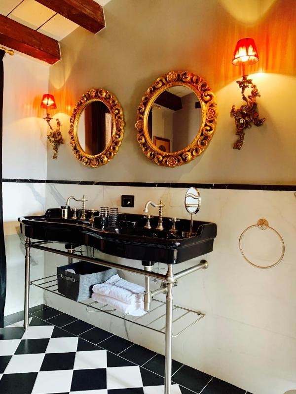 Double or Twin Room with Partial Canal View - Top Floor image 4
