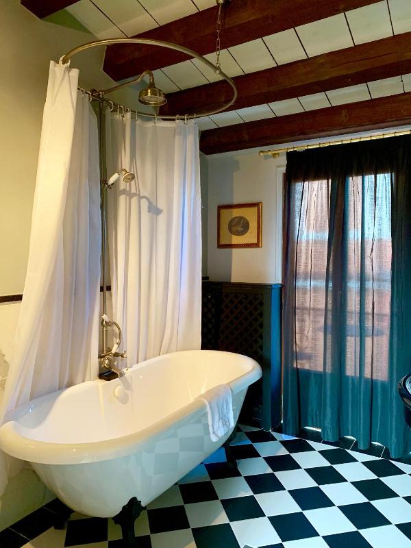 Double or Twin Room with Partial Canal View - Top Floor image 3