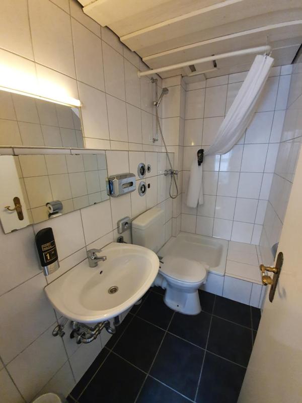 Single Room with Shared Bathroom image 2