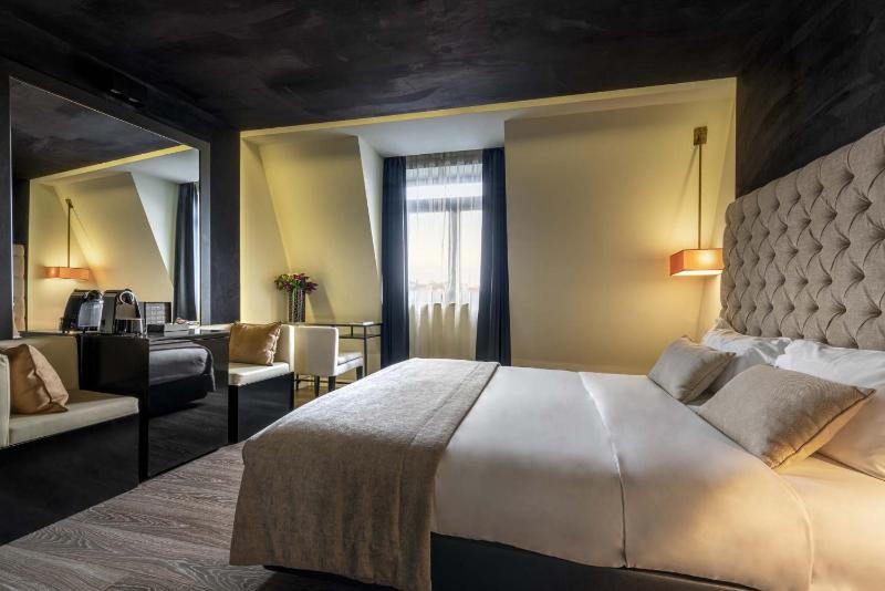 Club Double Room image 3