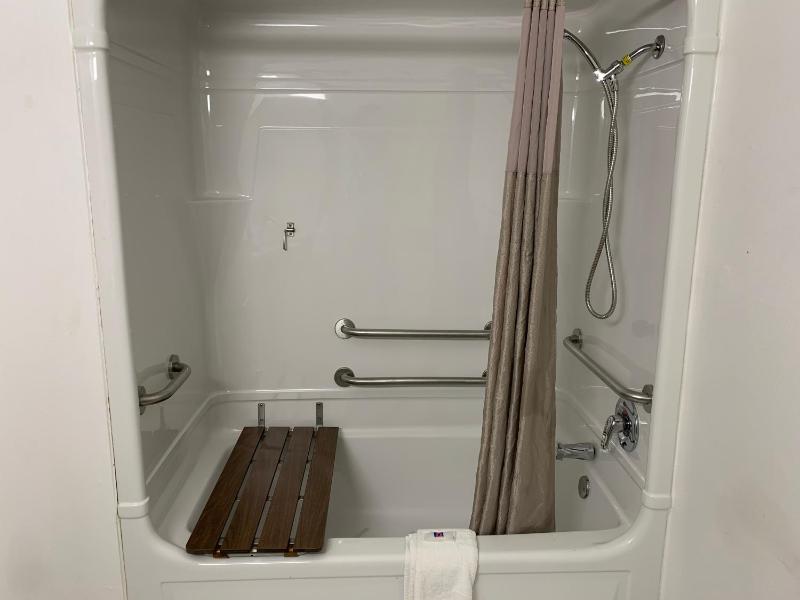 Queen Room - Disability Access - Non-Smoking image 3