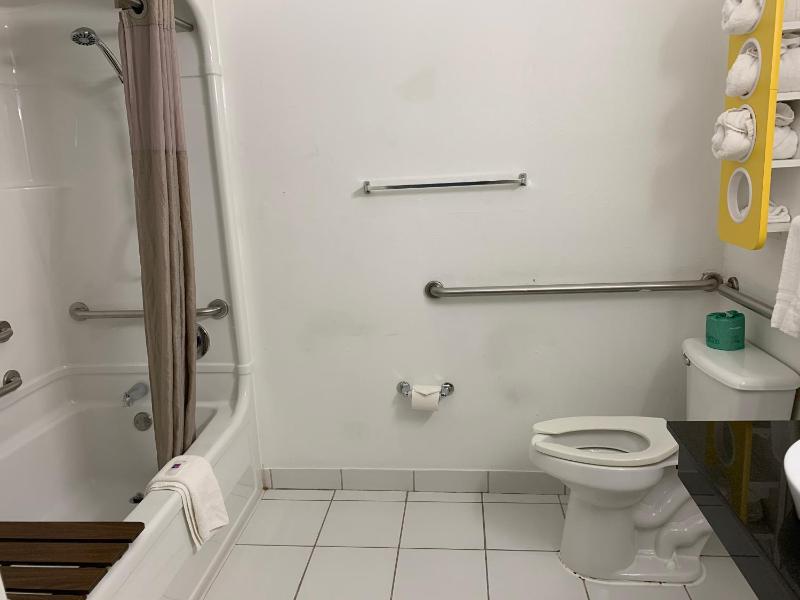 Queen Room - Disability Access - Non-Smoking image 4