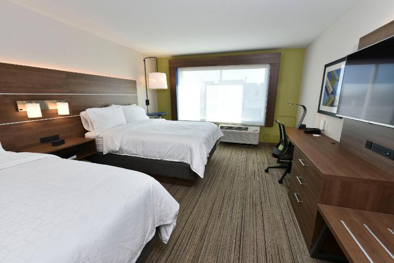 Standard Queen Room with Two Queen Beds image 2