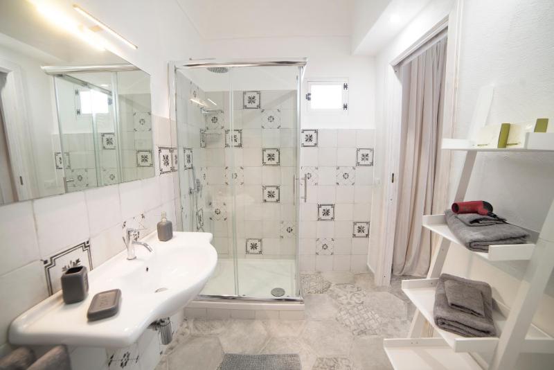 Large Double Room image 3