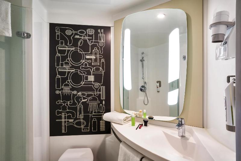 Ibis Barcelona Meridiana - image 5