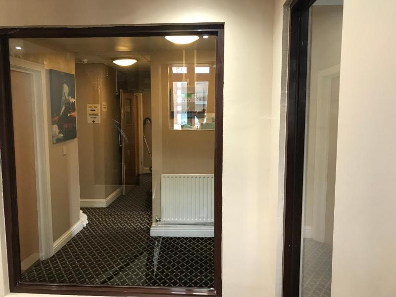 Single Room with Shared Bathroom image 3