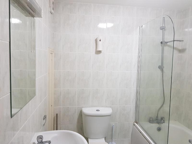 Single Room with Shared Bathroom image 4