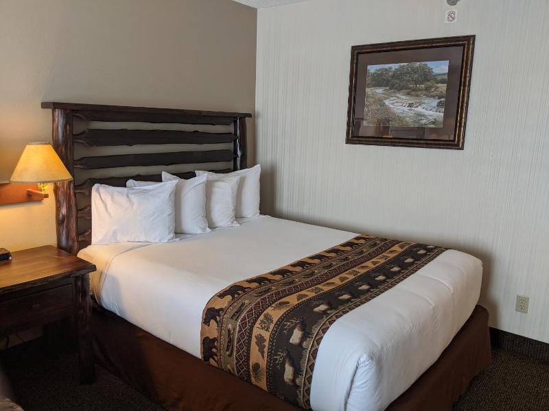 Queen Room with Two Queen Beds image 2