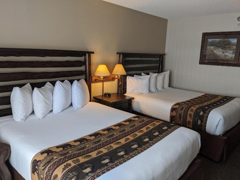 Queen Room with Two Queen Beds image 3