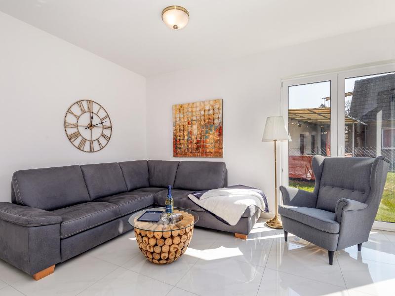 One-Bedroom Apartment image 3