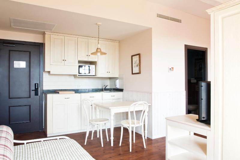 Family Room with Access to Amusement Park (2 Adults + 3 Children) + 1 ticket to Ferrari Land image 3